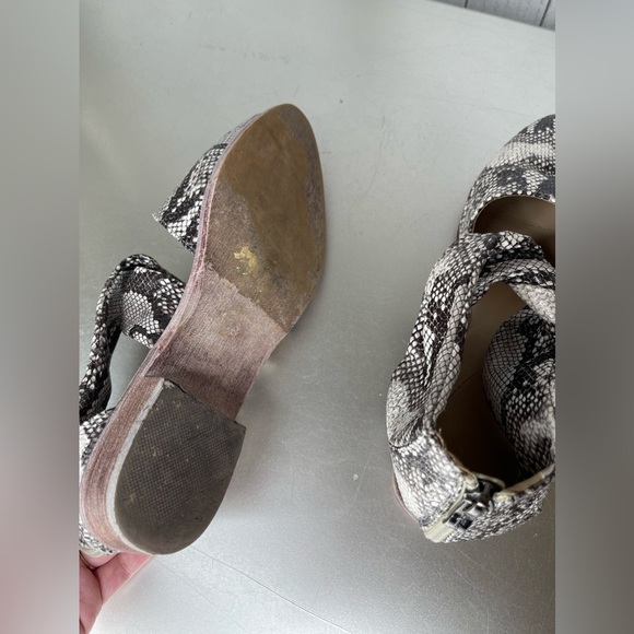 A Rider Girl Women’s snake print cutout booties Size 8 Back Zip Knotted Gray - Picture 5 of 6